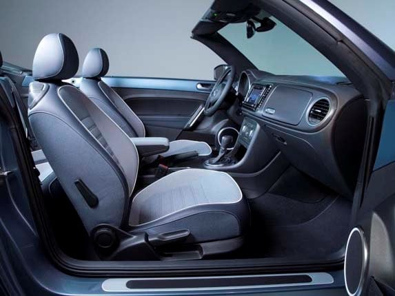 2016-volkswagen-beetle-denim-interior-overall-look-inl1-600-001