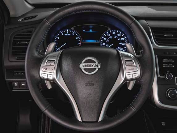 2016-nissan-altima-multifunction-steerin-wheel-detail1-600-001