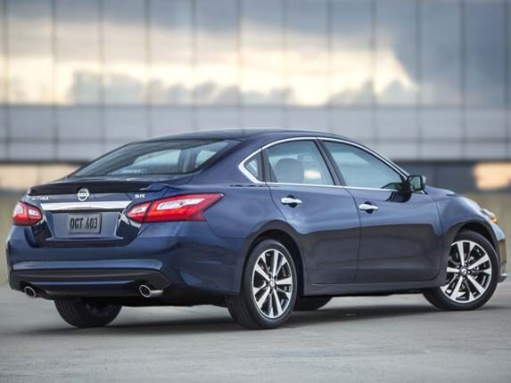 2016-nissan-altima-rear-static1-600-001