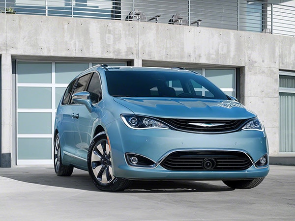 2017-Chrysler-Pacifica-Plug-In-Exterior-Front-1