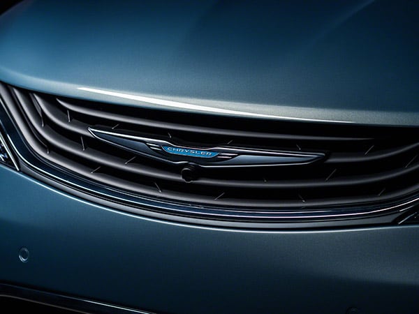 2017-Chrysler-Pacifica-Plug-In-Exterior-Grille-1