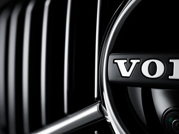 06-2018-volvo-xc60-teaser-1