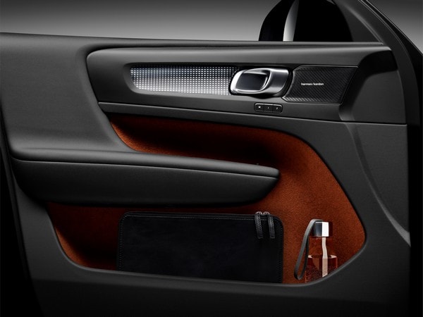 20-2019-volvo-xc40-oem-1