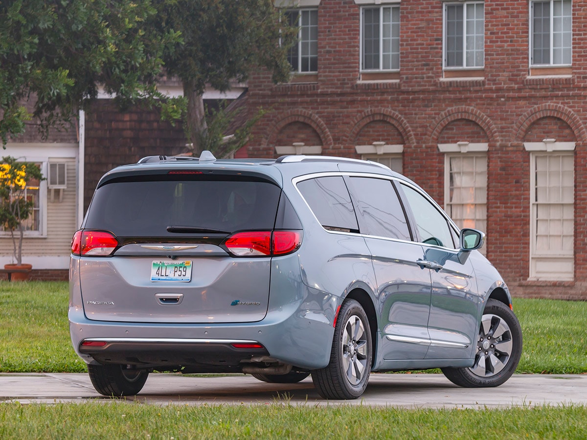 02-2017-Chrysler-Pacifica-eHybrid-Exterior-KBB-1