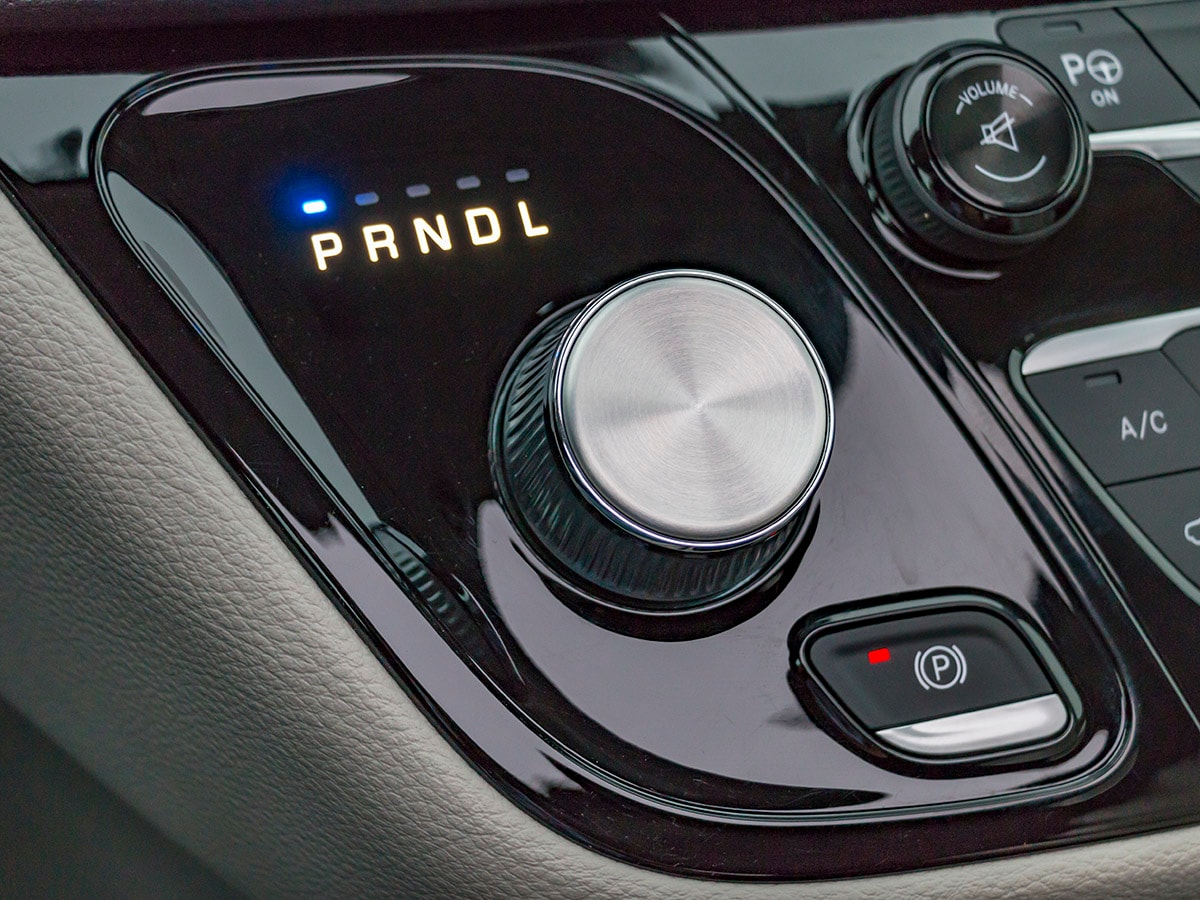 39-2017-Chrysler-Pacifica-eHybrid-Interior-KBB-1