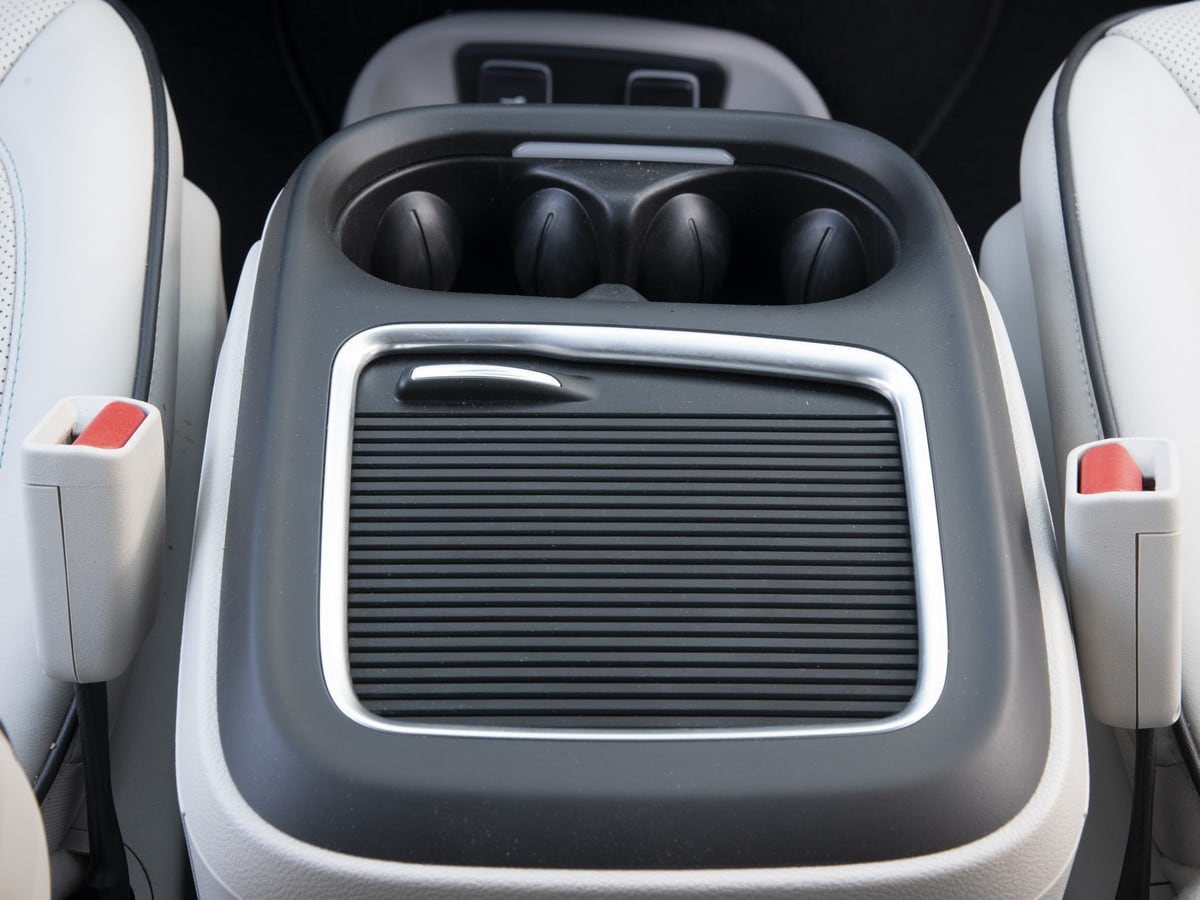 42-2018-chrysler-pacifica-hybrid-KBB