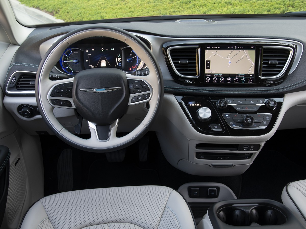 43-2018-chrysler-pacifica-hybrid-KBB