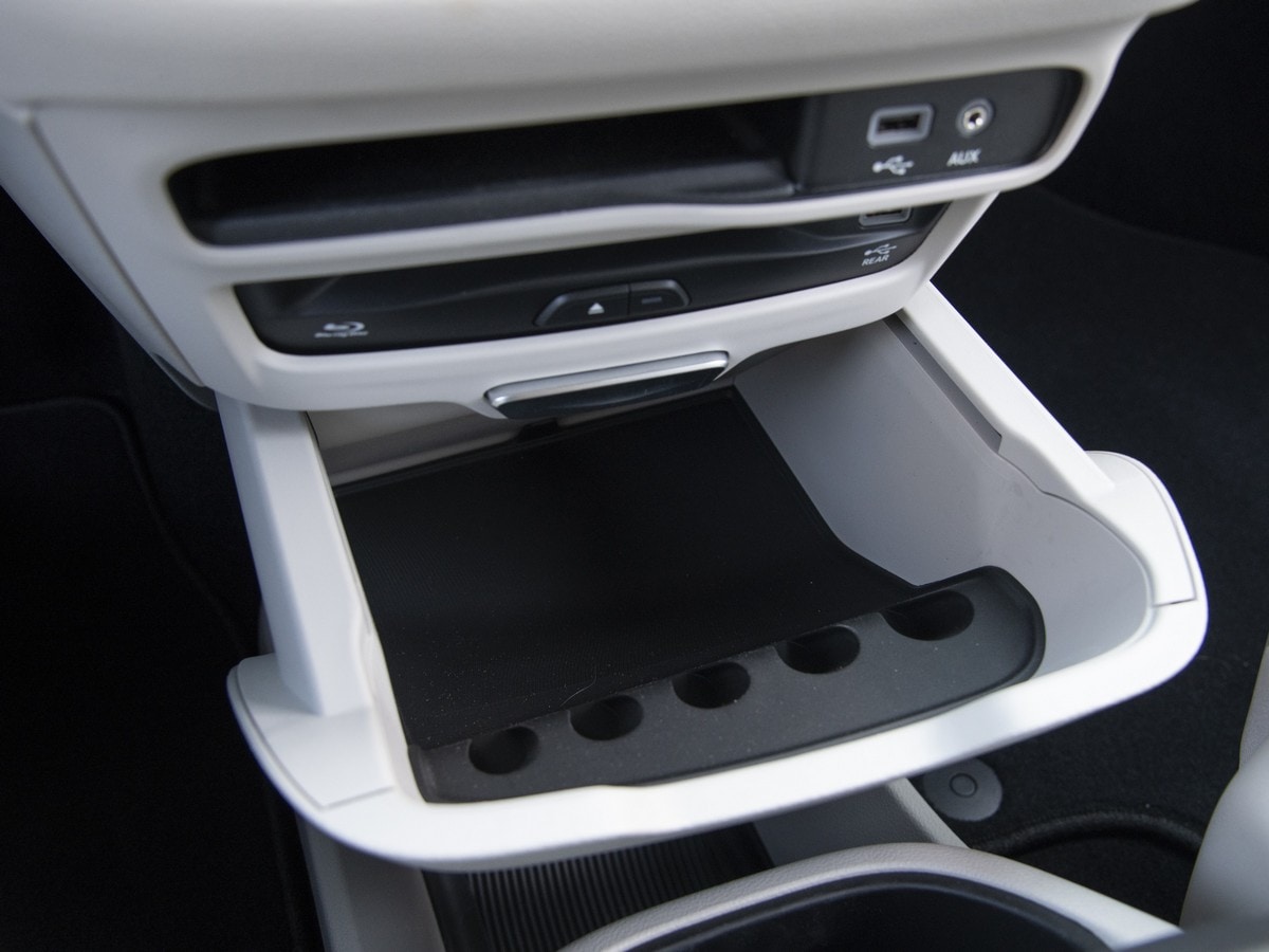 61-2018-chrysler-pacifica-hybrid-KBB-1
