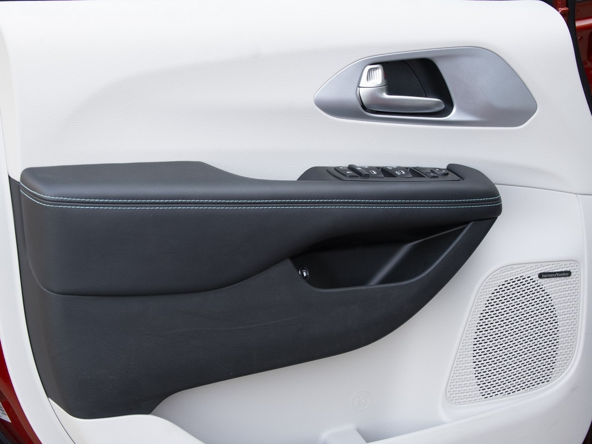 72-2018-chrysler-pacifica-hybrid-KBB