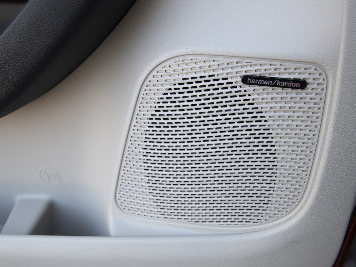 75-2018-chrysler-pacifica-hybrid-KBB-1
