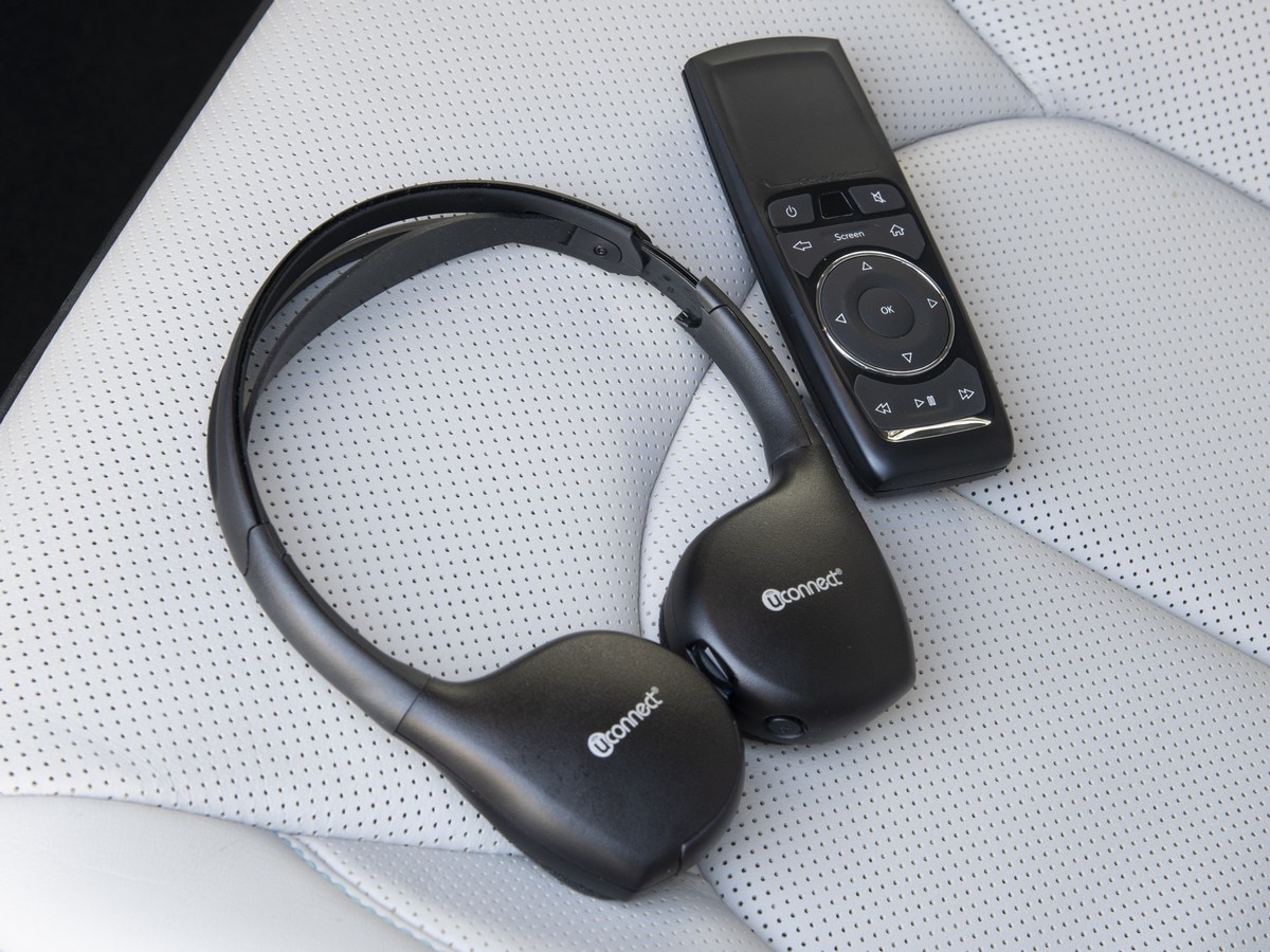 86-2018-chrysler-pacifica-hybrid-KBB-1