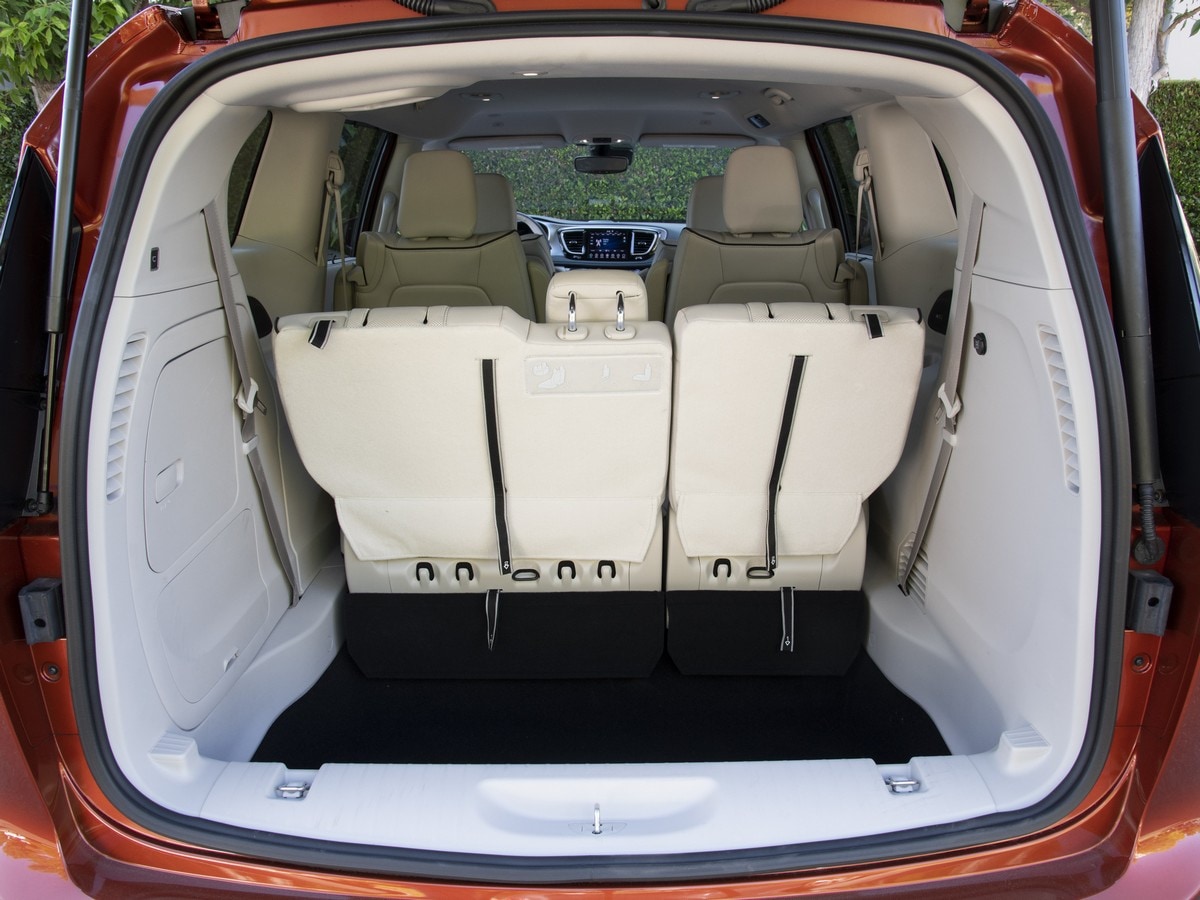90-2018-chrysler-pacifica-hybrid-KBB-1