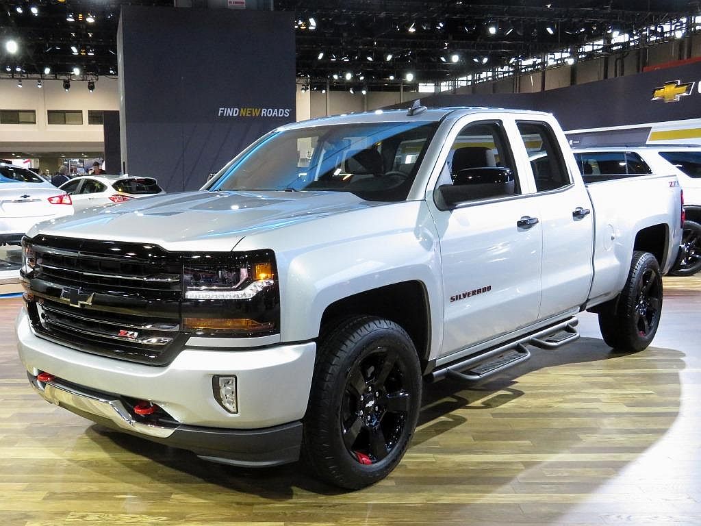 01 2017 Chevrolet Silverado Redline Edition