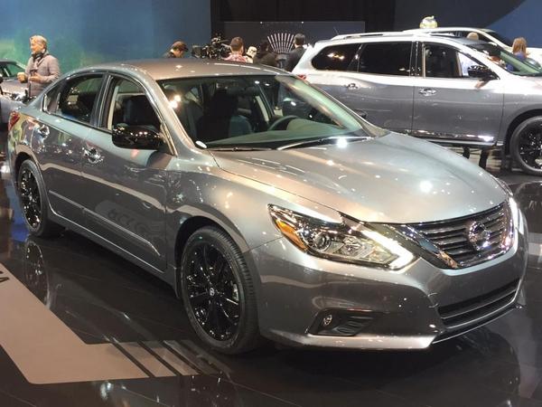 01 2017 Nissan Altima Night Edition