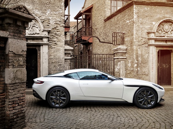 01 2018 Aston Martin Db11 V8