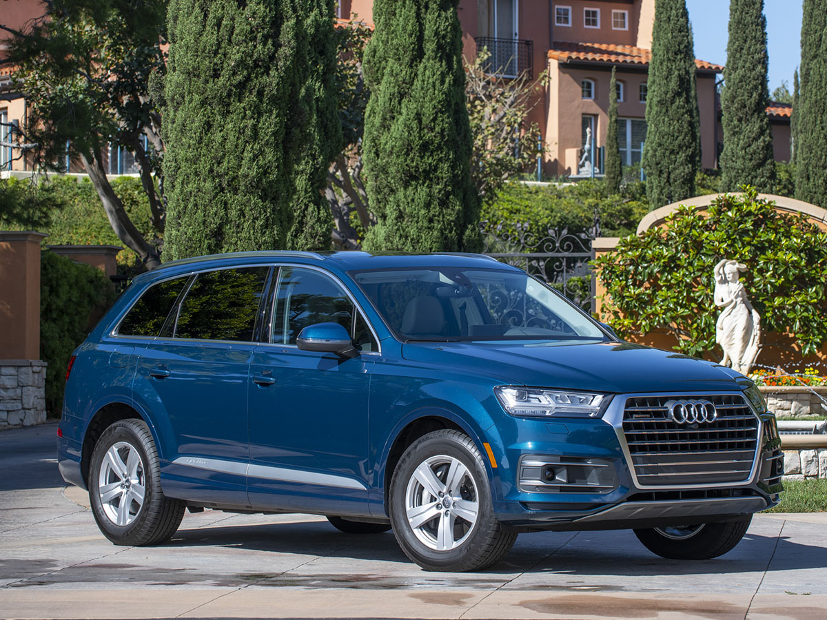2019 Audi Q7 in blue.