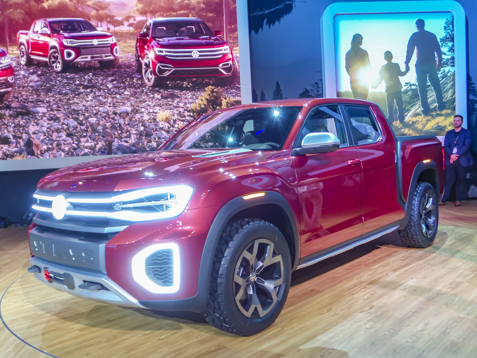 01 Volkswagen Atlas Tanoak Concept NYIAS KBB