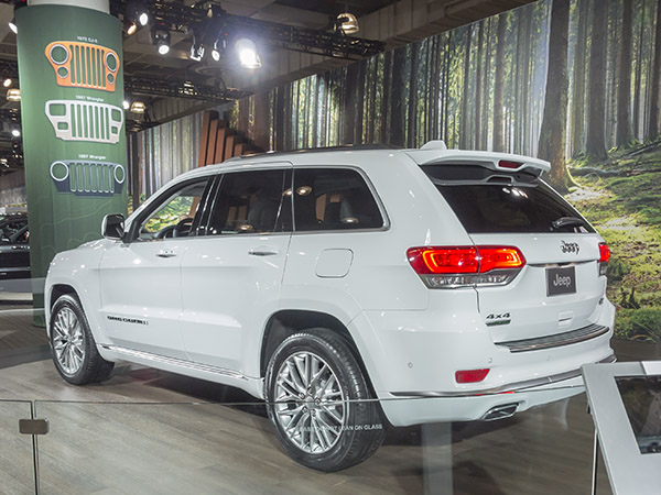 02 2017 Jeep Grand Cherokee Summit