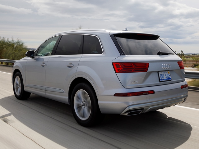 02 2017 Audi Q7 Comparo