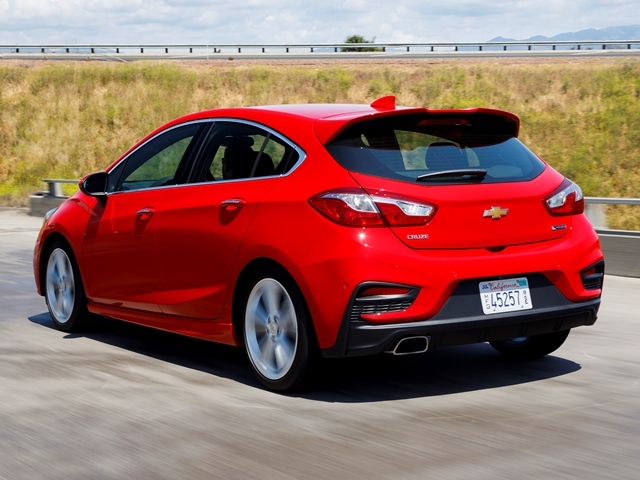 02 2017 Chevrolet Cruze Hatch Comparo