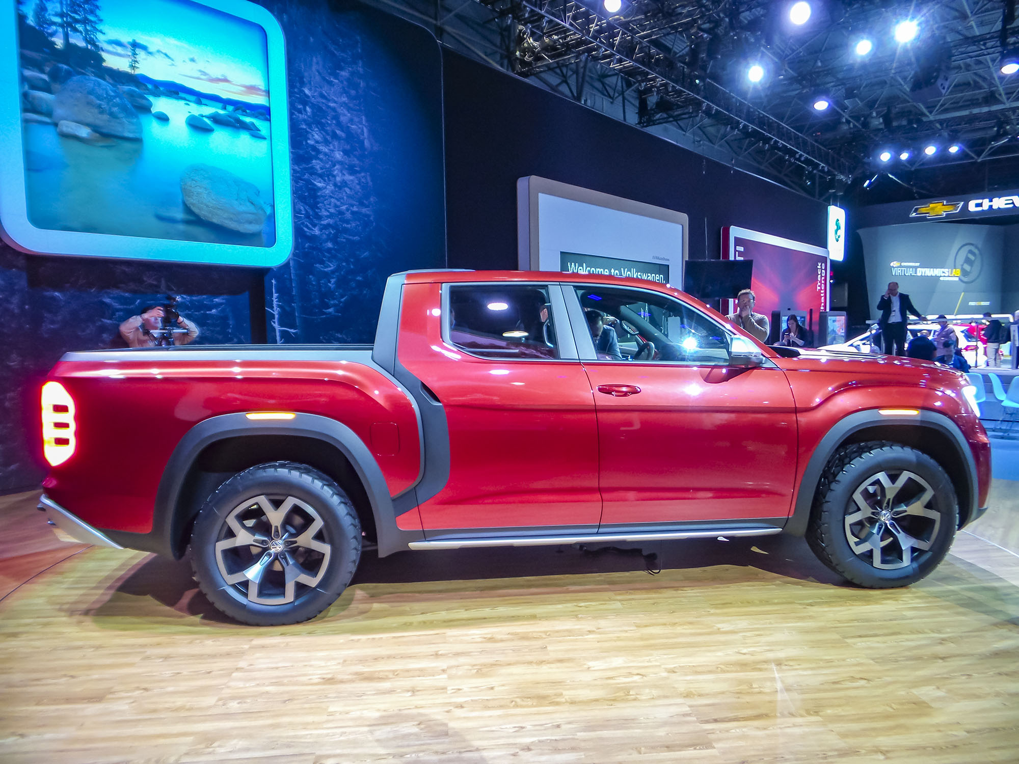 02 Volkswagen Atlas Tanoak Concept NYIAS KBB