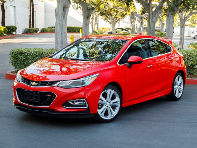 03 2017 Chevrolet Cruze Hatch Comparo