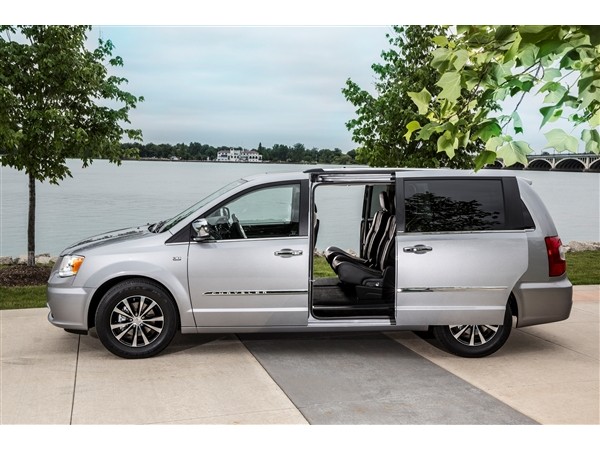 04 2015 Chrysler Town & Country