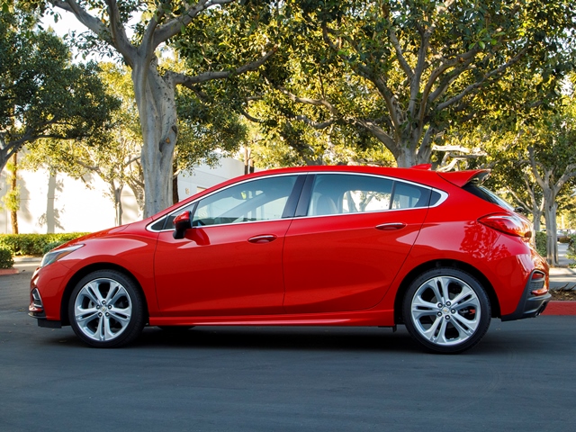 04 2017 Chevrolet Cruze Hatch Comparo