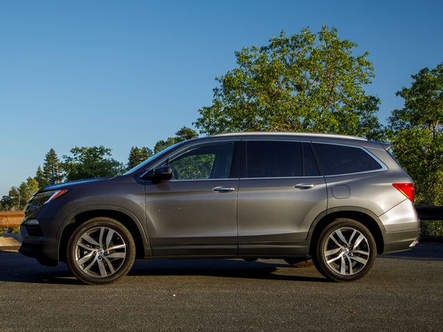 04 2017 Honda Pilot Comparo