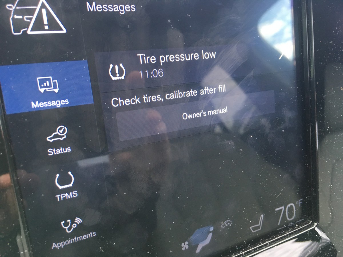 04 2019 Volvo XC40 Tire Warning