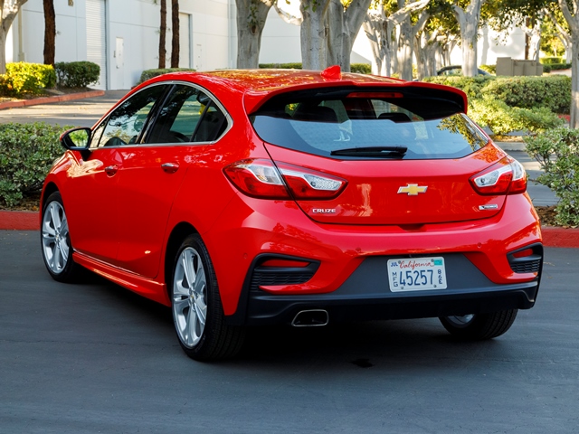 05 2017 Chevrolet Cruze Hatch Comparo