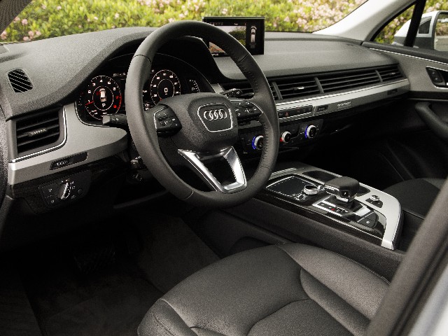 06 2017 Audi Q7 Comparo