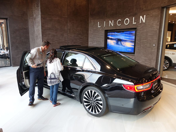 06 Lincoln Experience Center