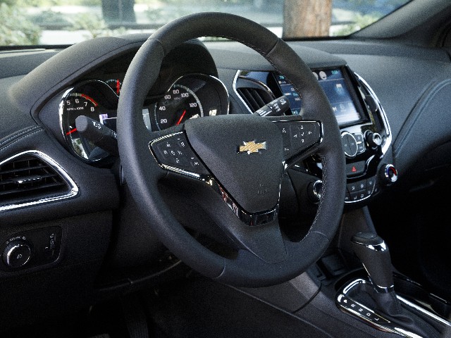 07 2017 Chevrolet Cruze Hatch Comparo