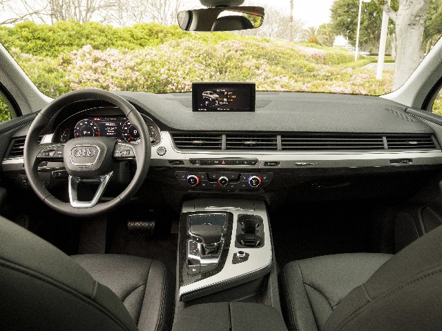 08 2017 Audi Q7 Comparo