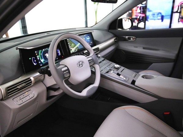 16 Hyundai Next Gen Fuel Cell Suv