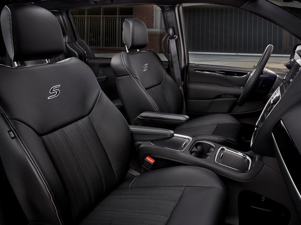 18 2015 Chrysler Town & Country