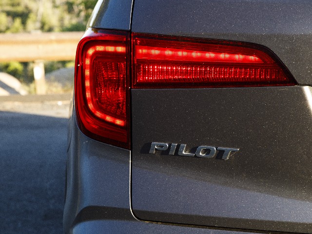 25 2017 Honda Pilot Comparo