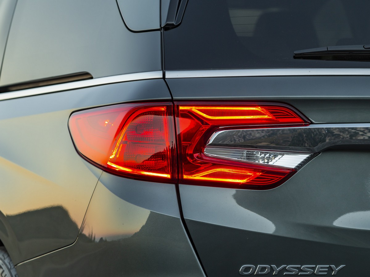 25 2018 Honda Odyssey LT Exterior KBB