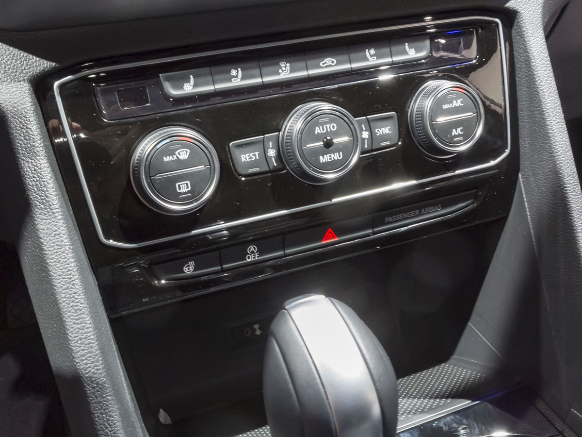 30 2018 Volkswagen Atlas R Line KBB