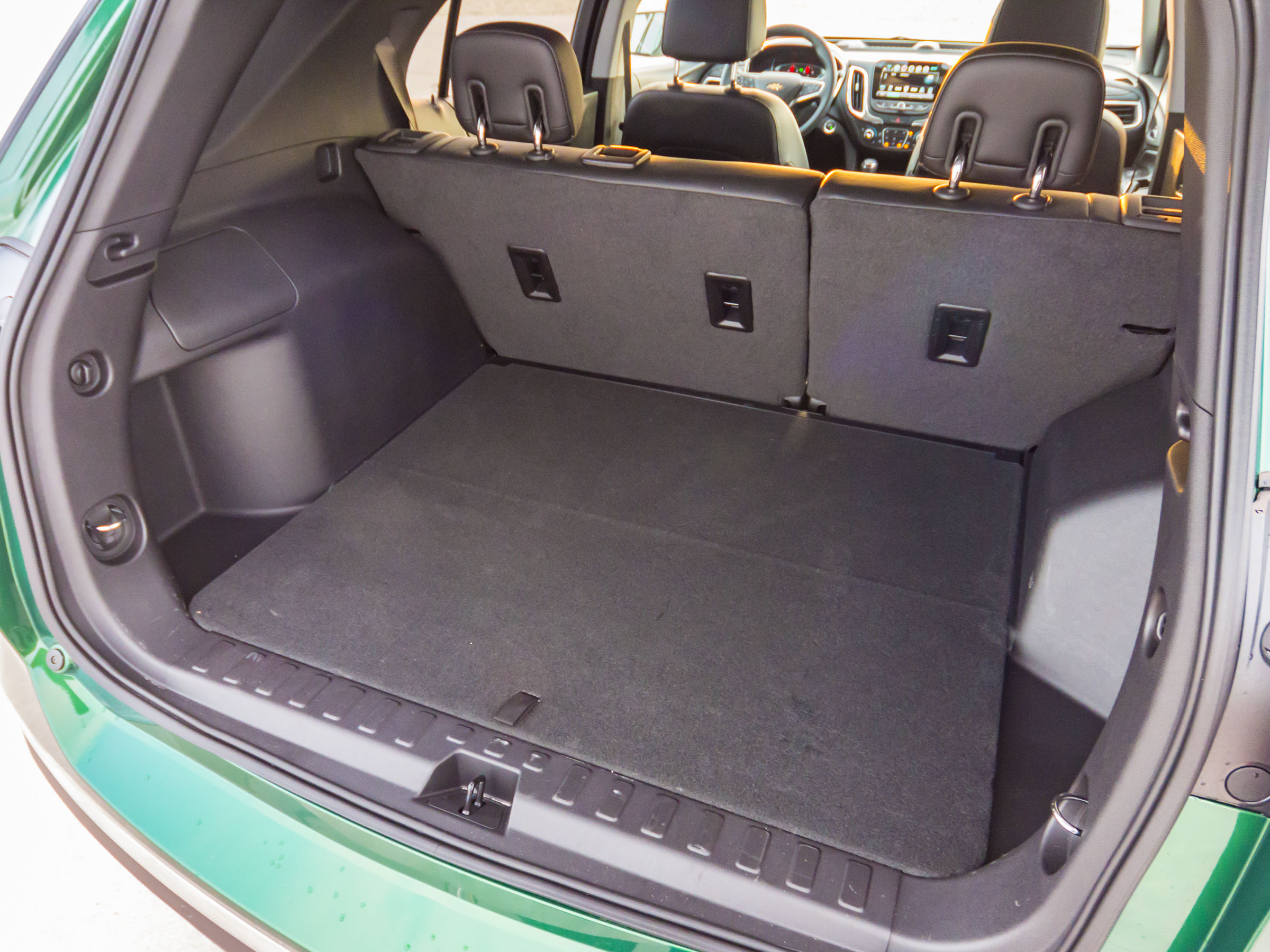 32 2018 Chevrolet Equinox Turbo Cargo KBB