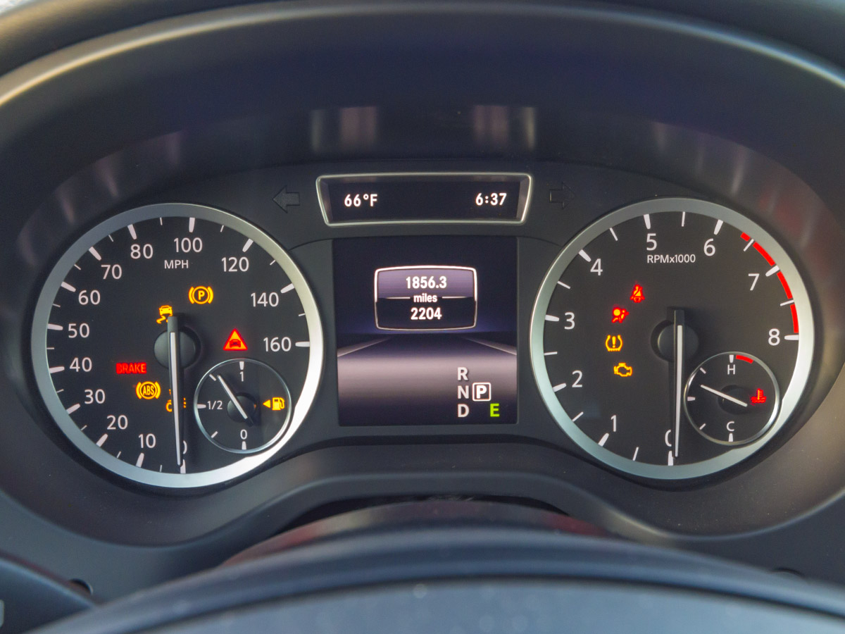 33 2018 Infiniti QX30 Long Term Interior KBB