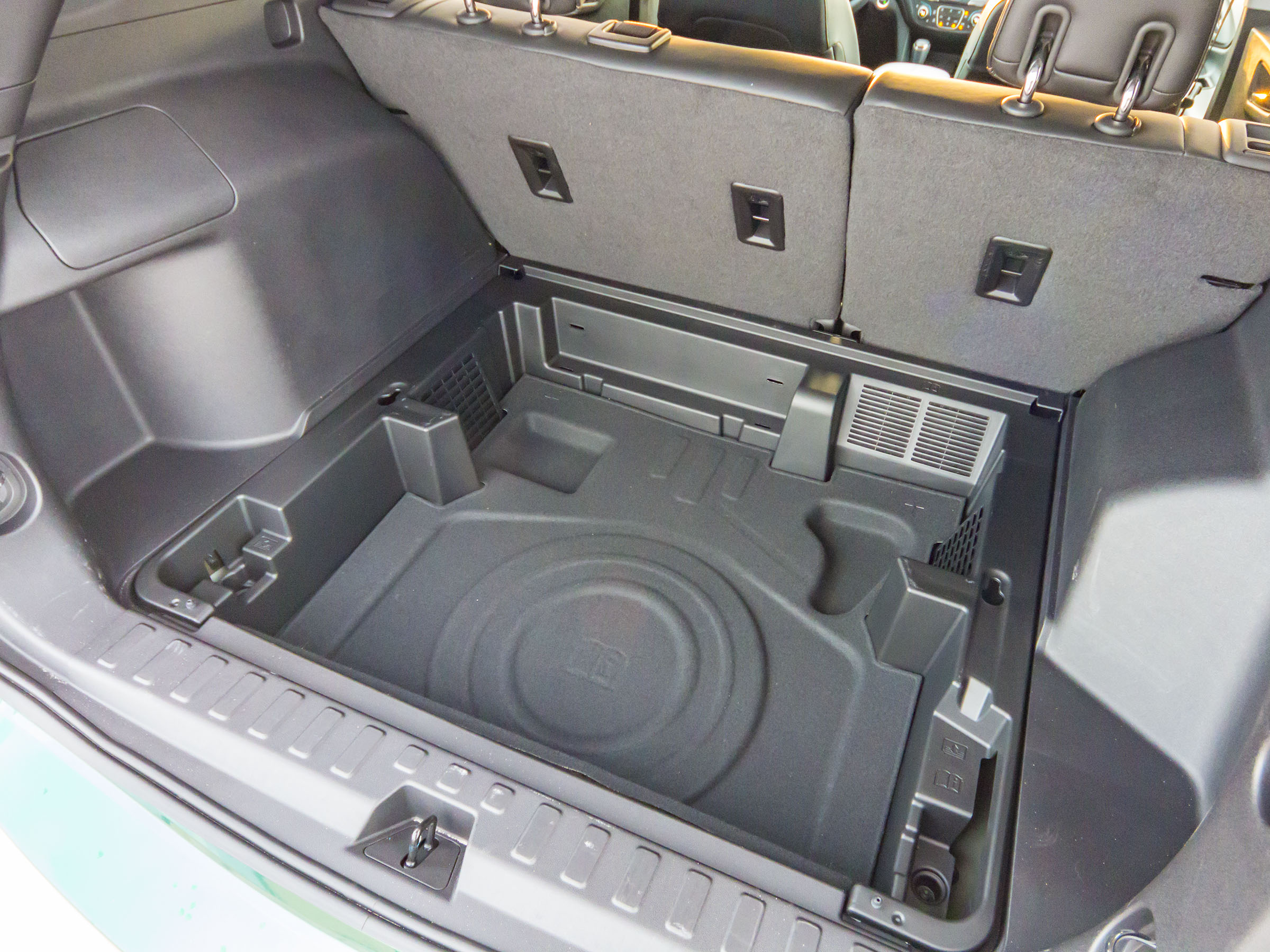 34 2018 Chevrolet Equinox Turbo Cargo KBB