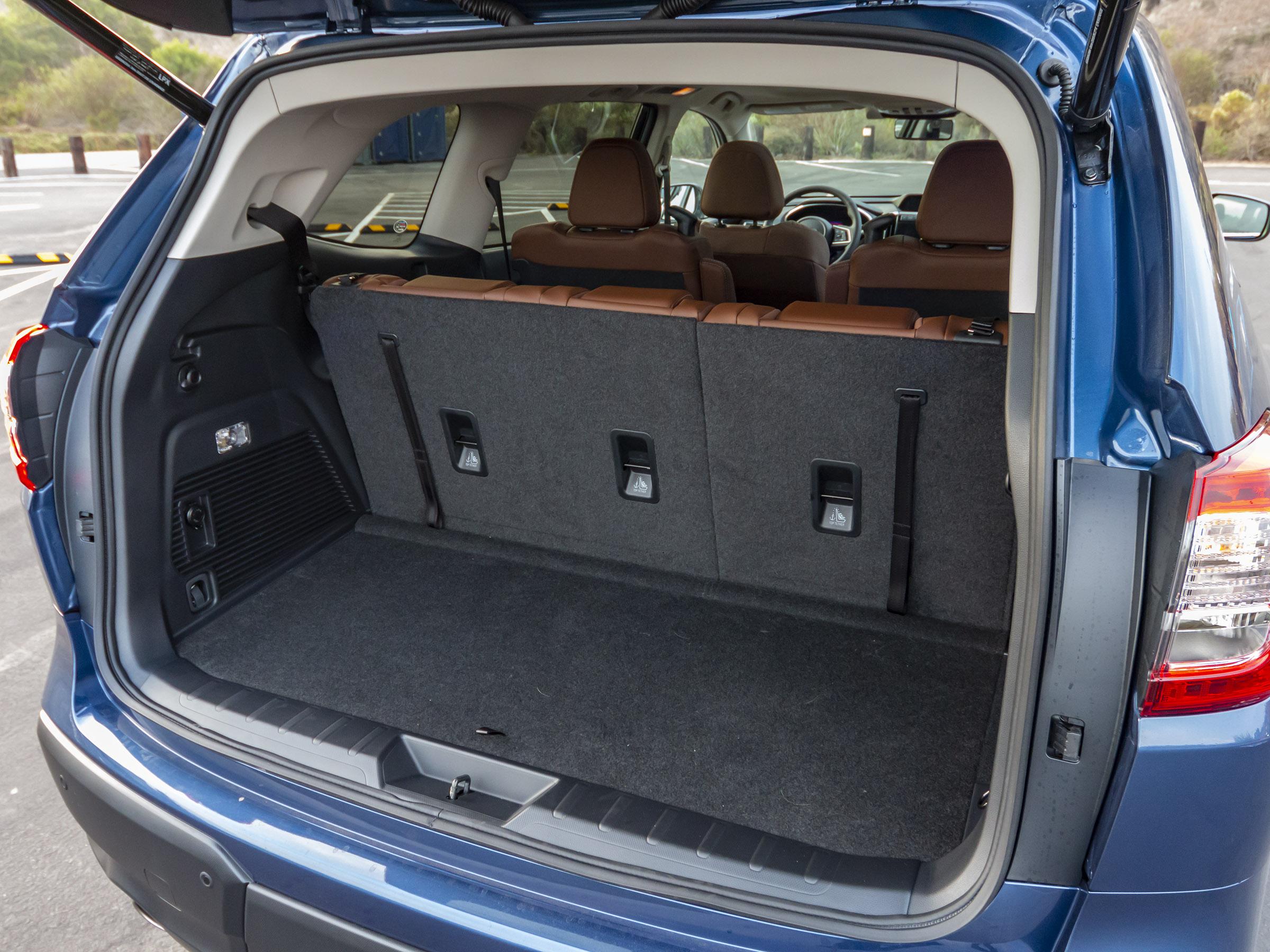 34 2019 Subaru Ascent LT Cargo KBB