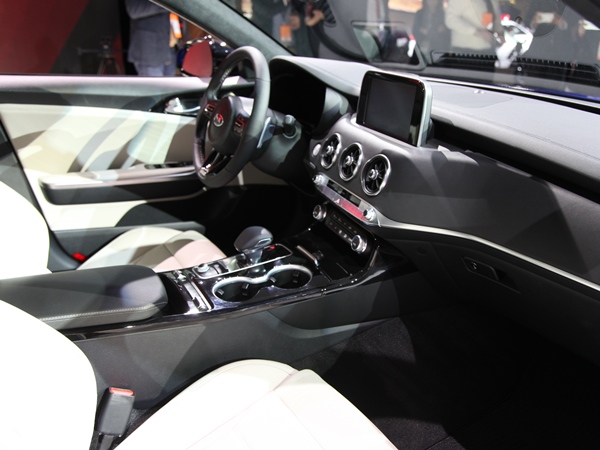 35 2018 Kia Stinger AT
