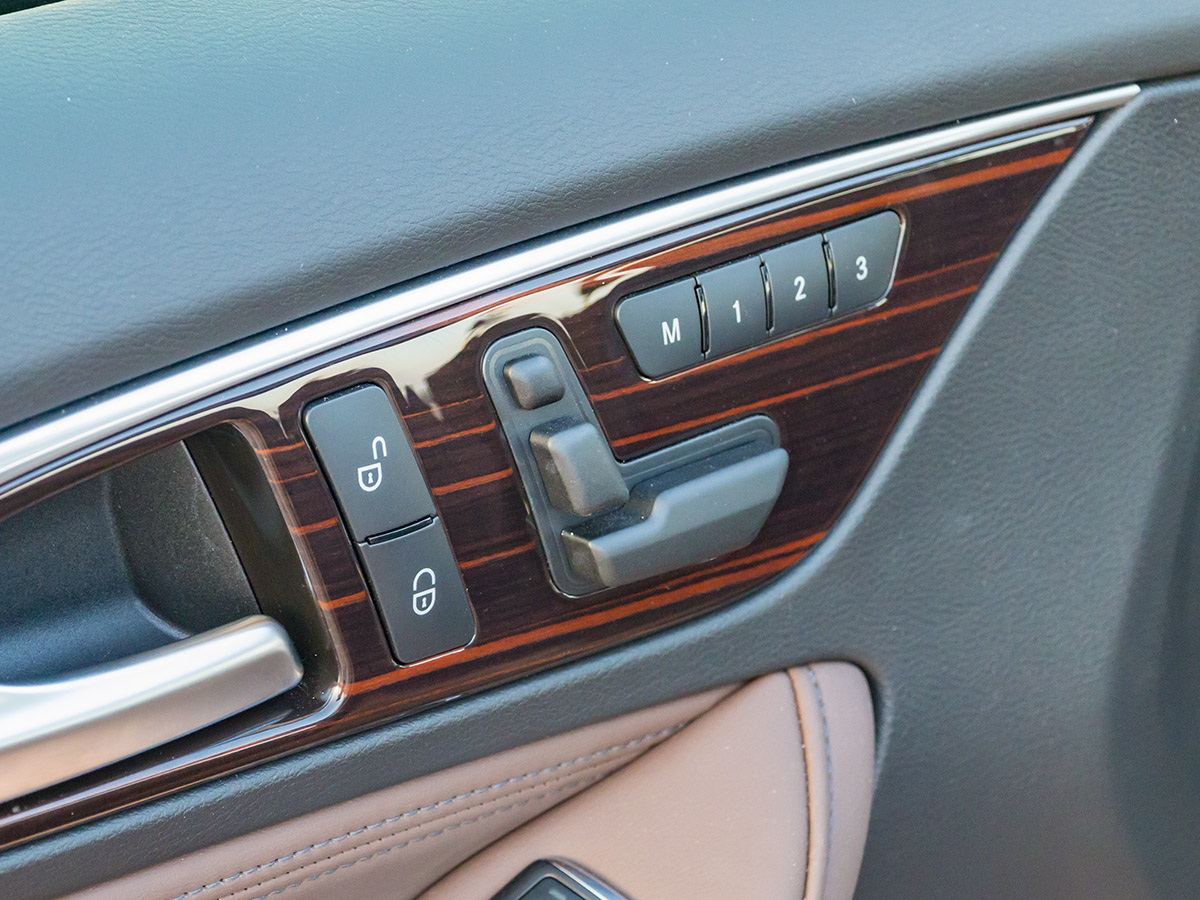 36 2018 Infiniti QX30 Long Term Interior KBB