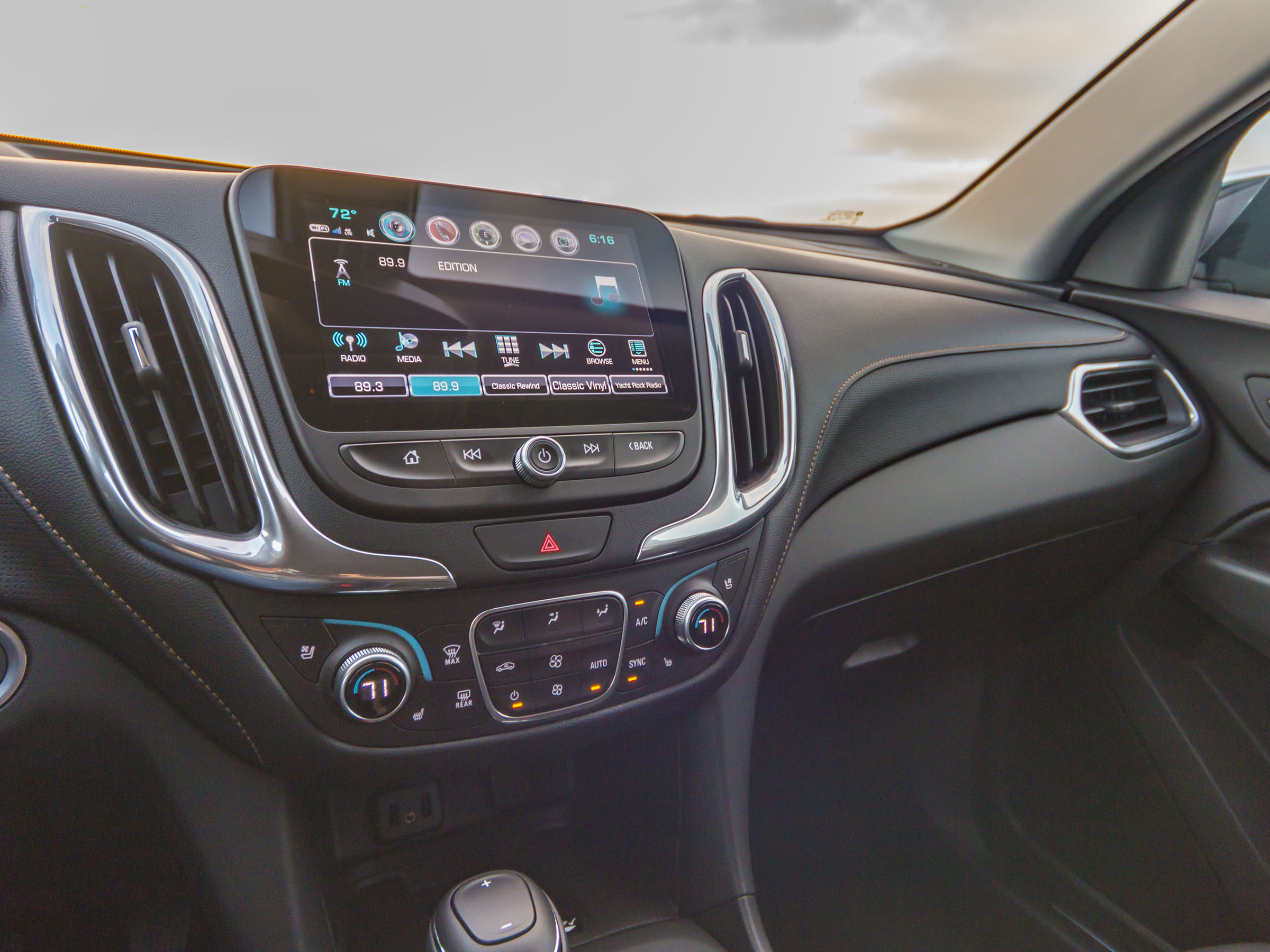 38 2018 Chevrolet Equinox Turbo Interior KBB