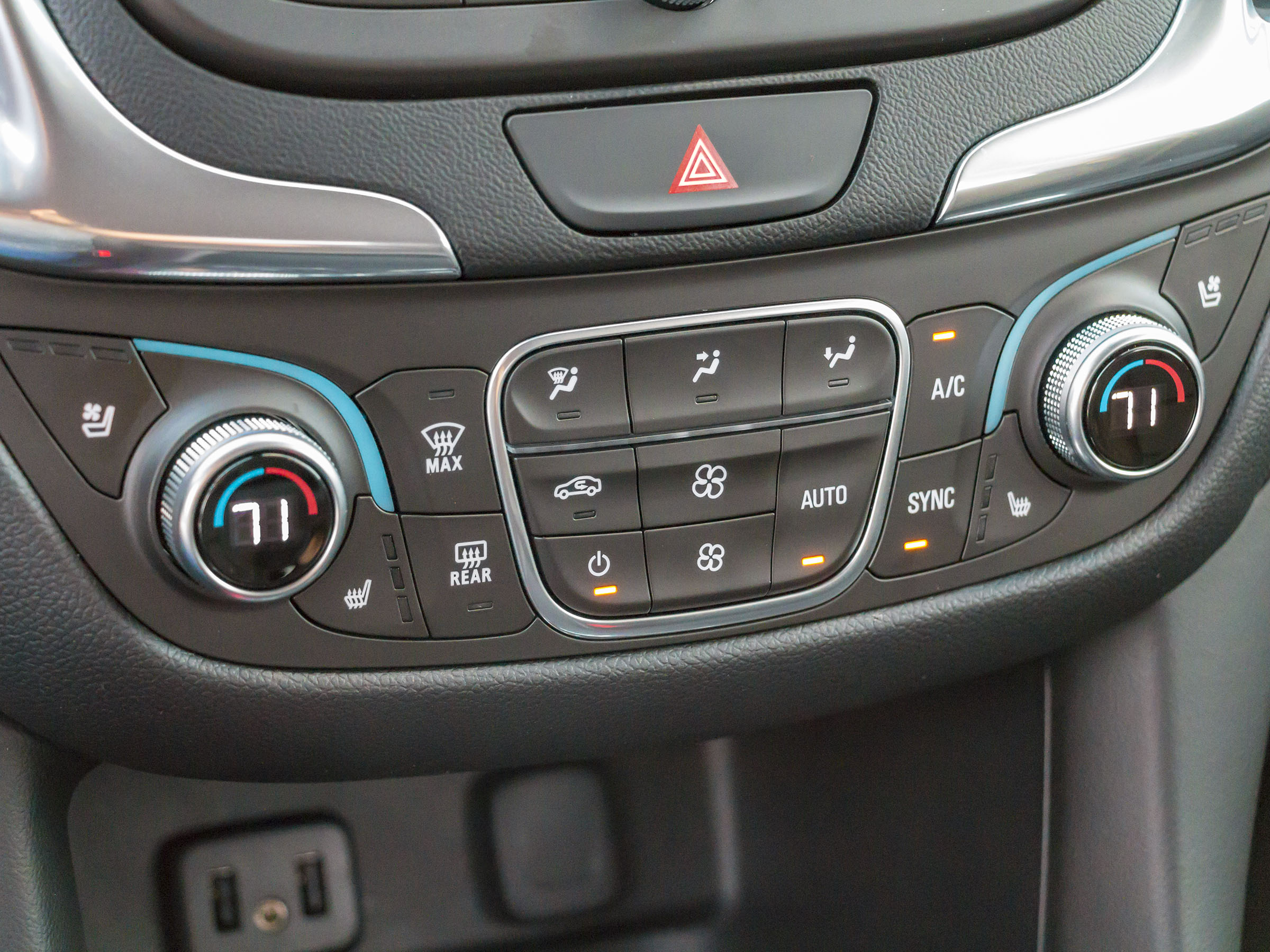 44 2018 Chevrolet Equinox Turbo Interior KBB