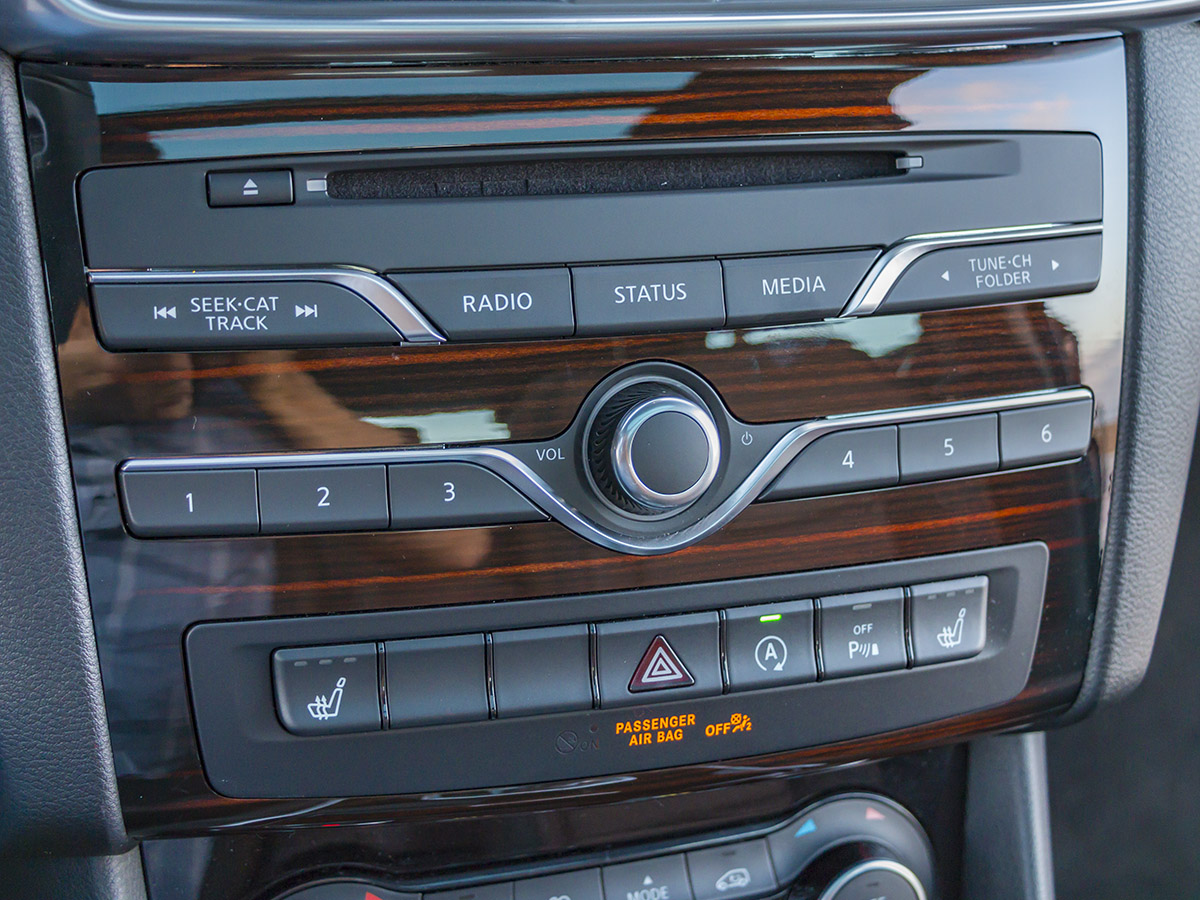 44 2018 Infiniti QX30 Long Term Interior KBB