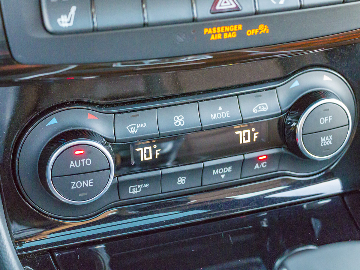 45 2018 Infiniti QX30 Long Term Interior KBB